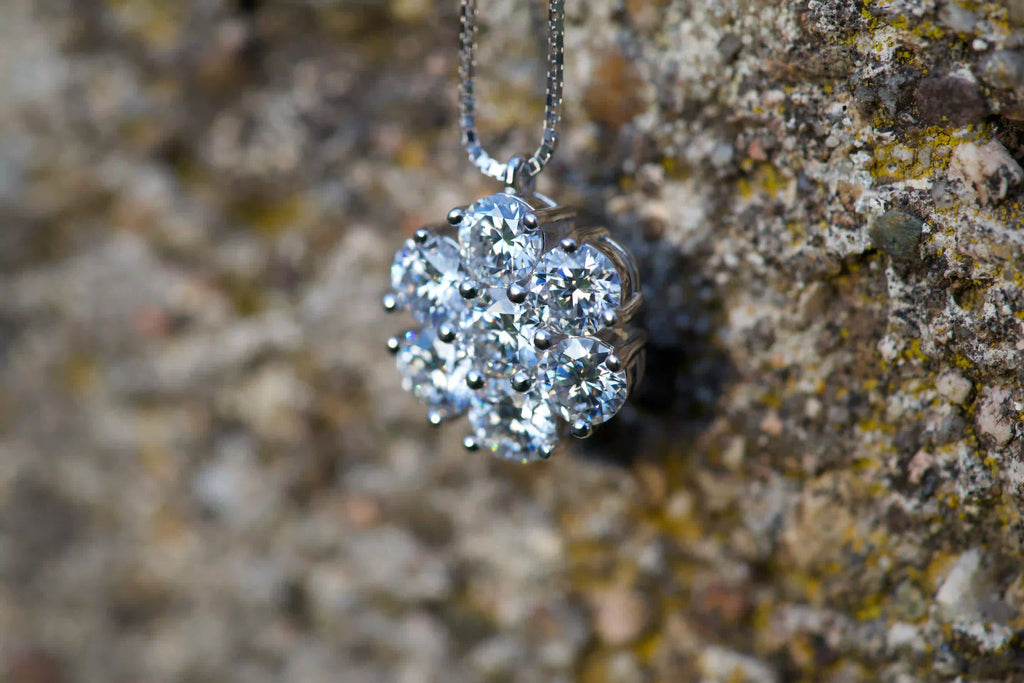 Moissanit Cluster Kette mit 3,5ct aus 7 Brillantschliff Moissaniten auf Naturstein fotografiert – echte Makroaufnahme in 925 Silber & 18K Weißgold, stärkeres Funkeln als Diamant