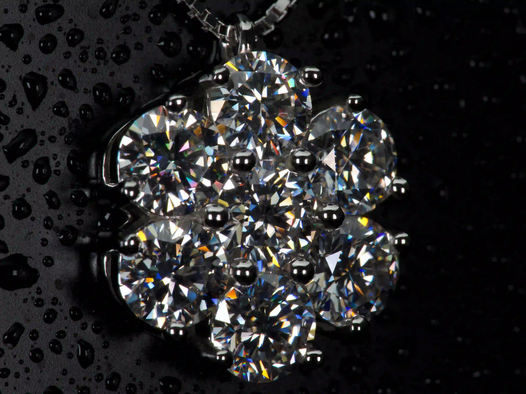 Seitliche Makroaufnahme der Moissanit Cluster Kette im echten Licht. Die 5mm Brillantschliff Moissanite erzeugen stärkeres Funkeln als Diamanten und zeigen intensive Lichtbrechung im Alltag.
