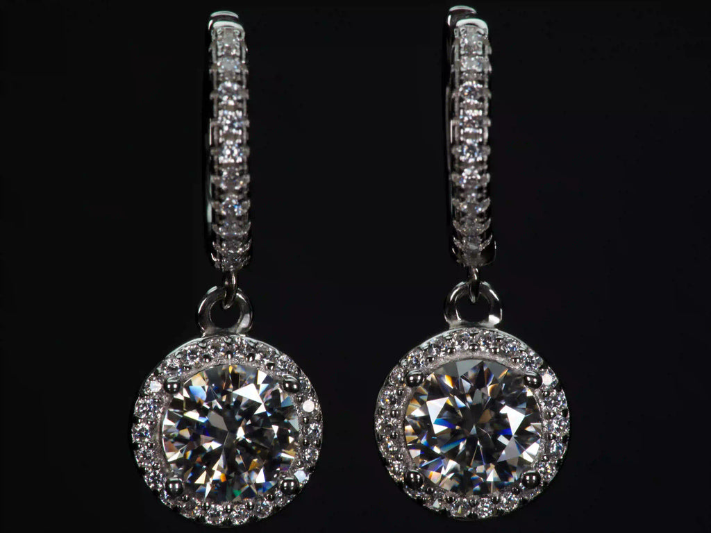 Moissanit Creolen 2ct mit rundem Halo – echte Makroaufnahmen zeigen extrem starkes Funkeln stärker als Diamant, 925 Silber & Weißgold