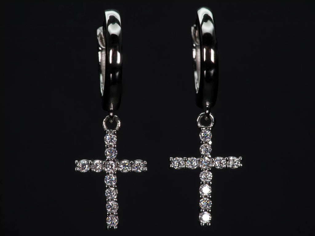 Moissanit Creolen mit Kreuz Anhänger 1mm – echte Fotos zeigen intensives Funkeln im Vergleich zum Diamant, frontal aufgenommen in 925 Silber mit Weißgold Veredelung