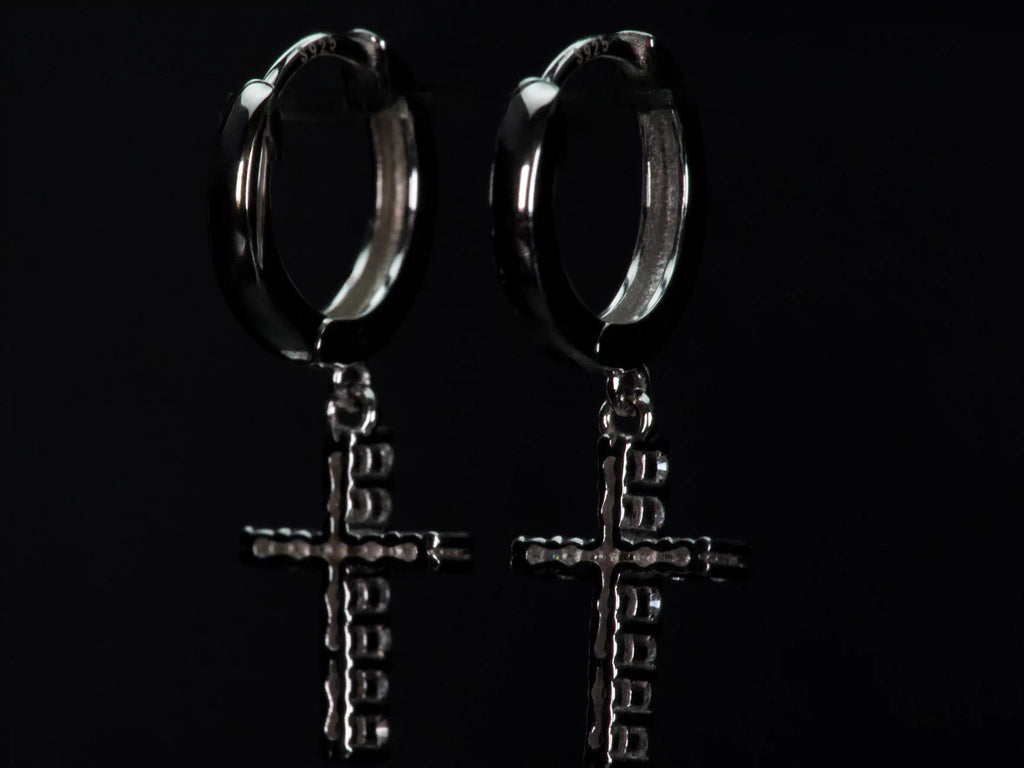 Moissanit Creolen mit Kreuz Anhänger 1mm – Rückseite mit Verschluss und Details, echte Fotos zeigen echten Schmuck aus 925 Silber mit Weißgold Veredelung und starkem Funkeln