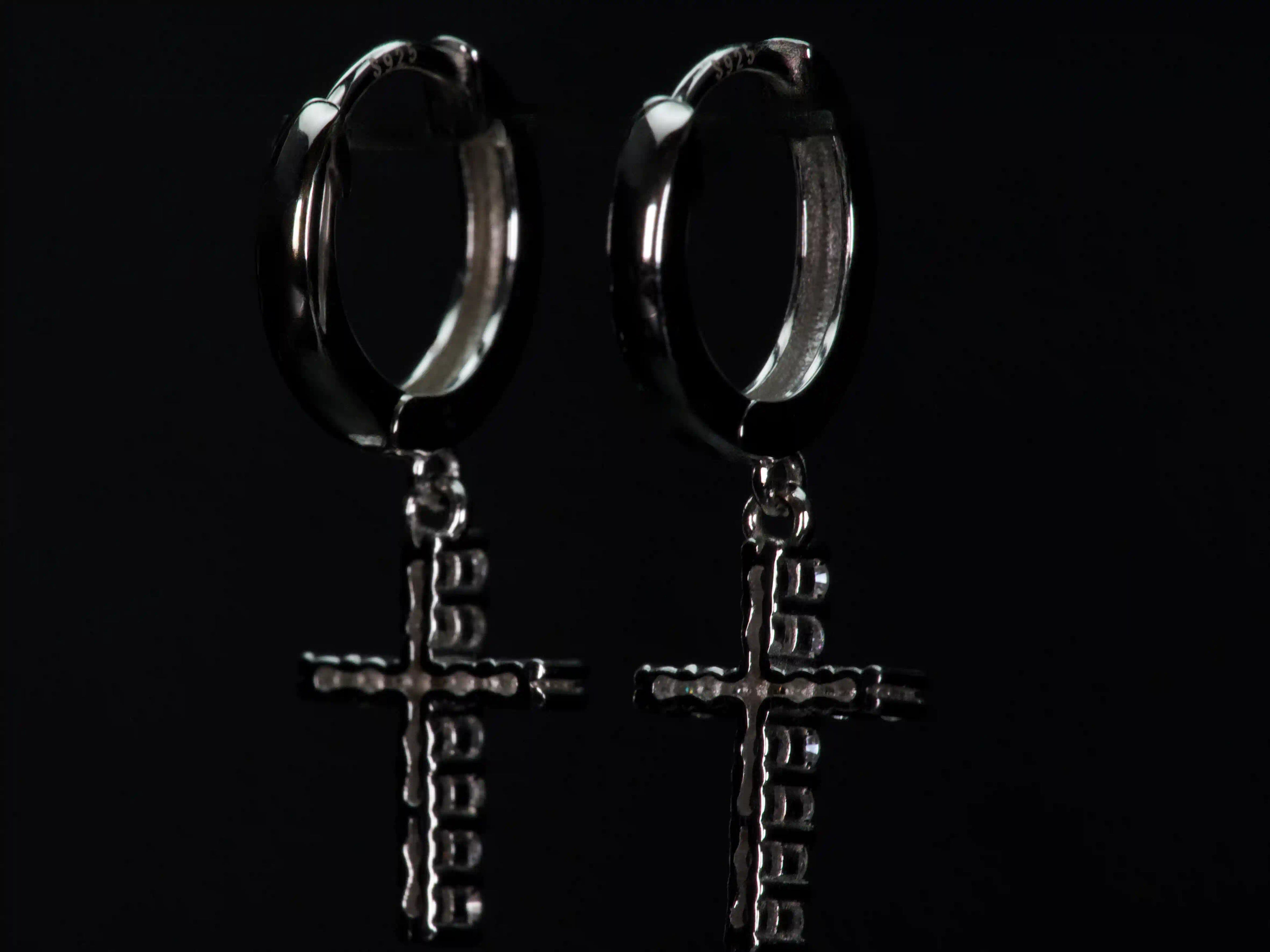 Moissanit Creolen mit Kreuz Anhänger 1mm – Rückseite mit Verschluss und Details, echte Fotos zeigen echten Schmuck aus 925 Silber mit Weißgold Veredelung und starkem Funkeln