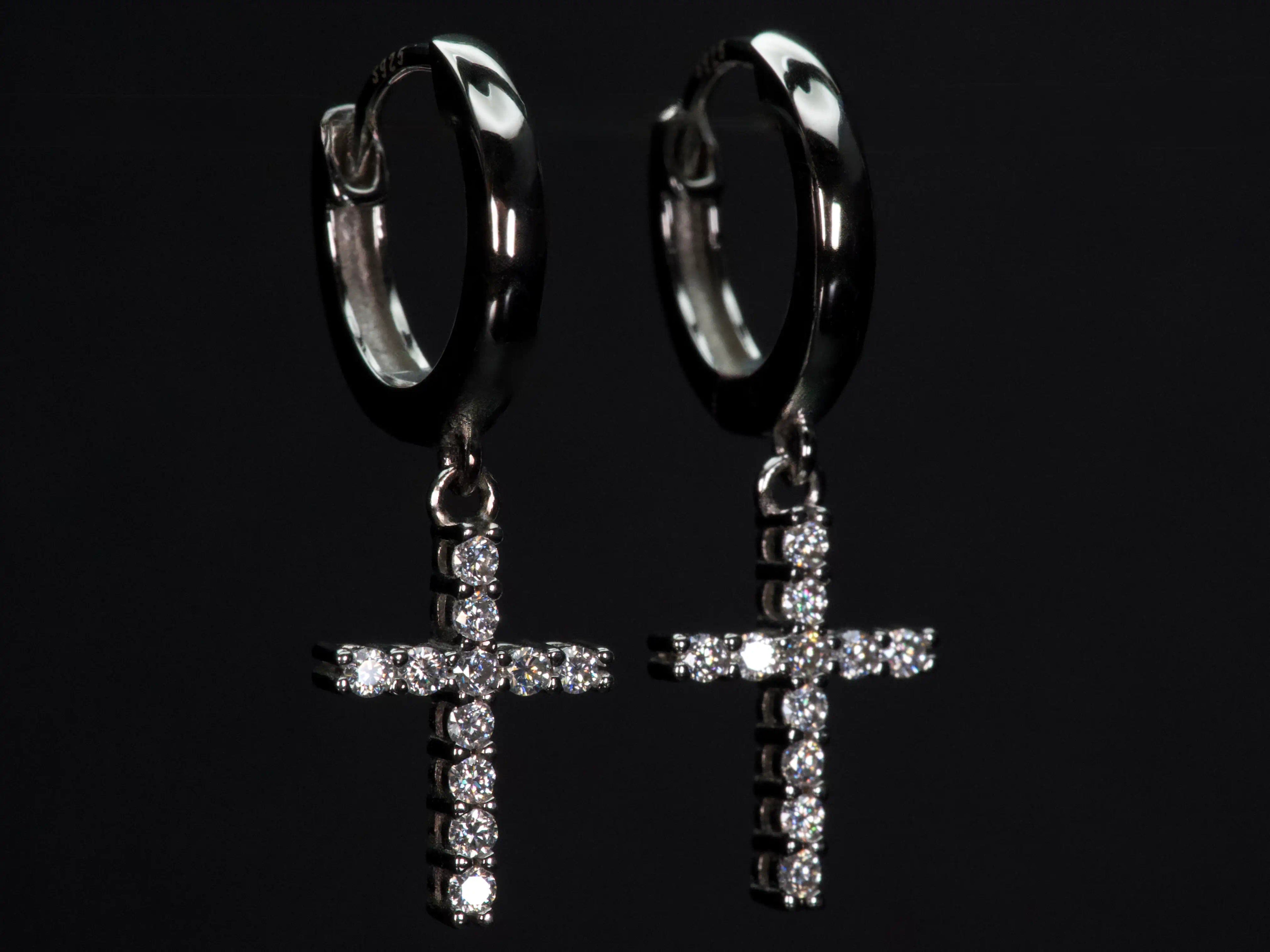Moissanit Creolen Kreuz Anhänger 1mm – seitliche Aufnahme mit sichtbarem 925 Stempel, echte Fotos zeigen echten Schmuck aus Silber mit Weißgold Veredelung und starkem Funkeln im Diamant Vergleich