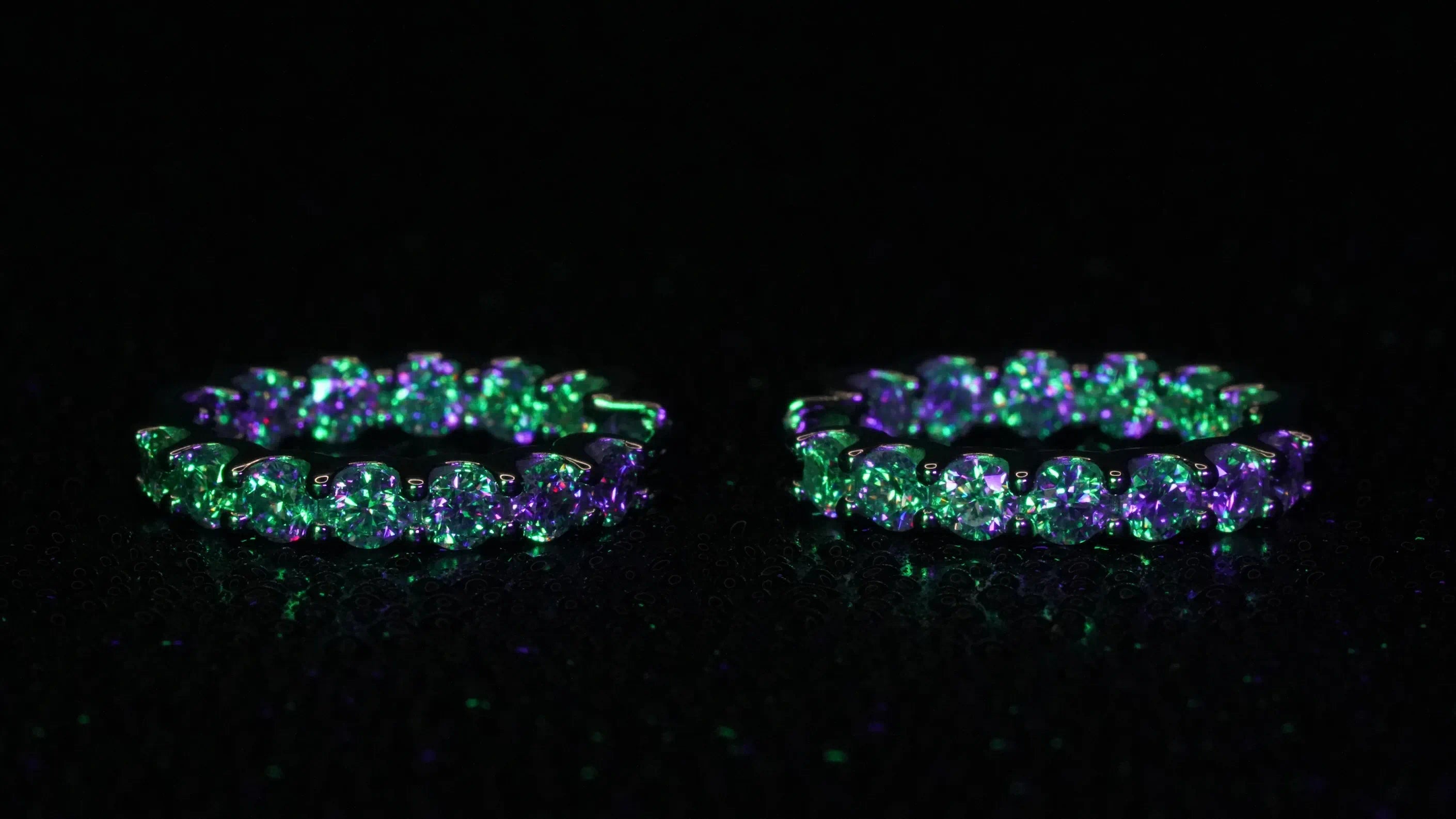 Funkelnde Moissanite Creolen mit Moissanite Steinen rund herum besetzt