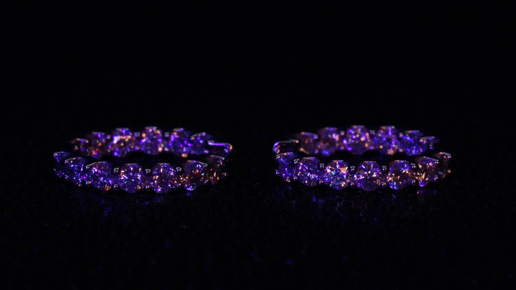 Moissanite Creolen mit vielen kleinen Moissanite Steinen in Blau Licht.