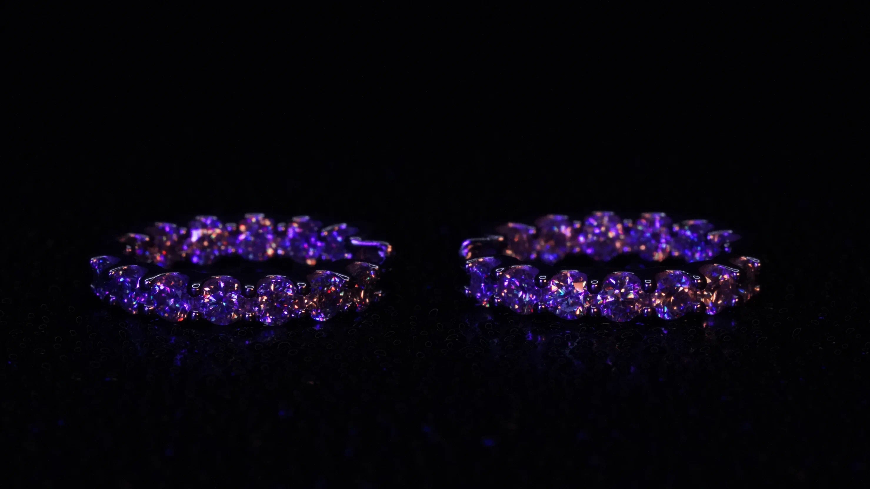 Moissanite Creolen mit vielen kleinen Moissanite Steinen in Blau Licht.
