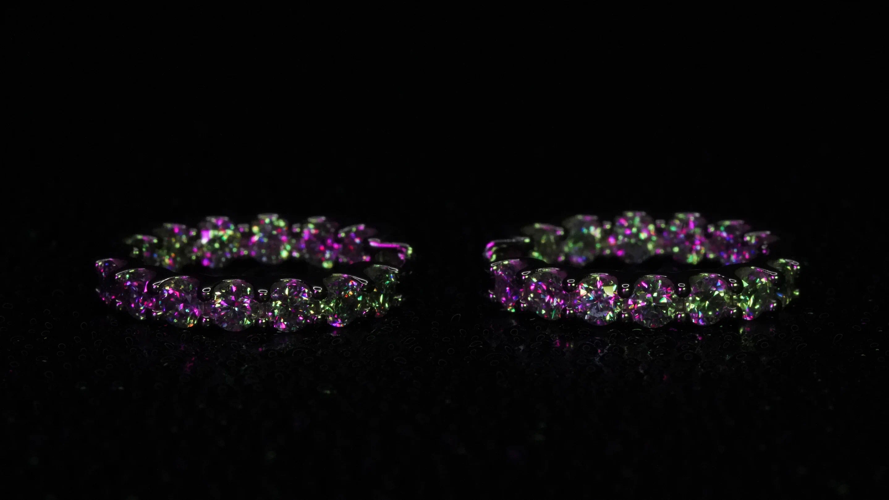 Funkelnde 3mm Moissanite aus Creolen aus Sterling Silber gefasst und veredelt mit Weißgold.