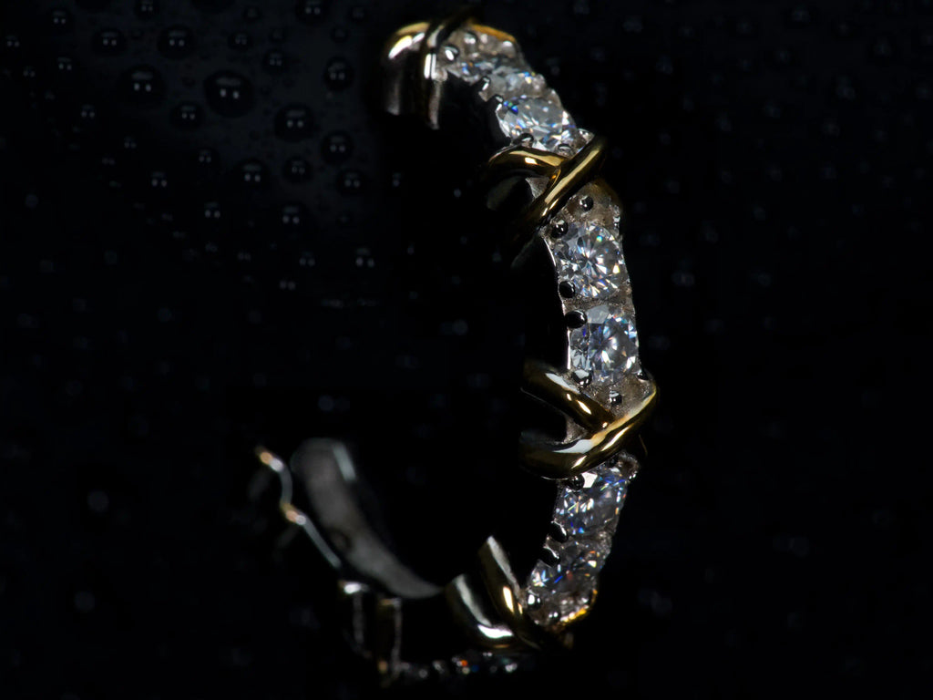 Echte Fotos zeigen Moissanit Creolen seitlich im Halter, 3mm Steine mit 1ct pro Ohrring funkeln intensiv im Licht stärker als Diamant, 925 Silber Weißgold Gelbgold Details