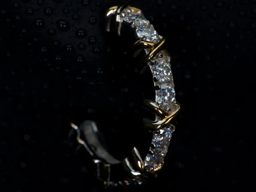 Echte Fotos zeigen Moissanit Creolen seitlich im Halter, 3mm Steine mit 1ct pro Ohrring funkeln intensiv im Licht stärker als Diamant, 925 Silber Weißgold Gelbgold Details