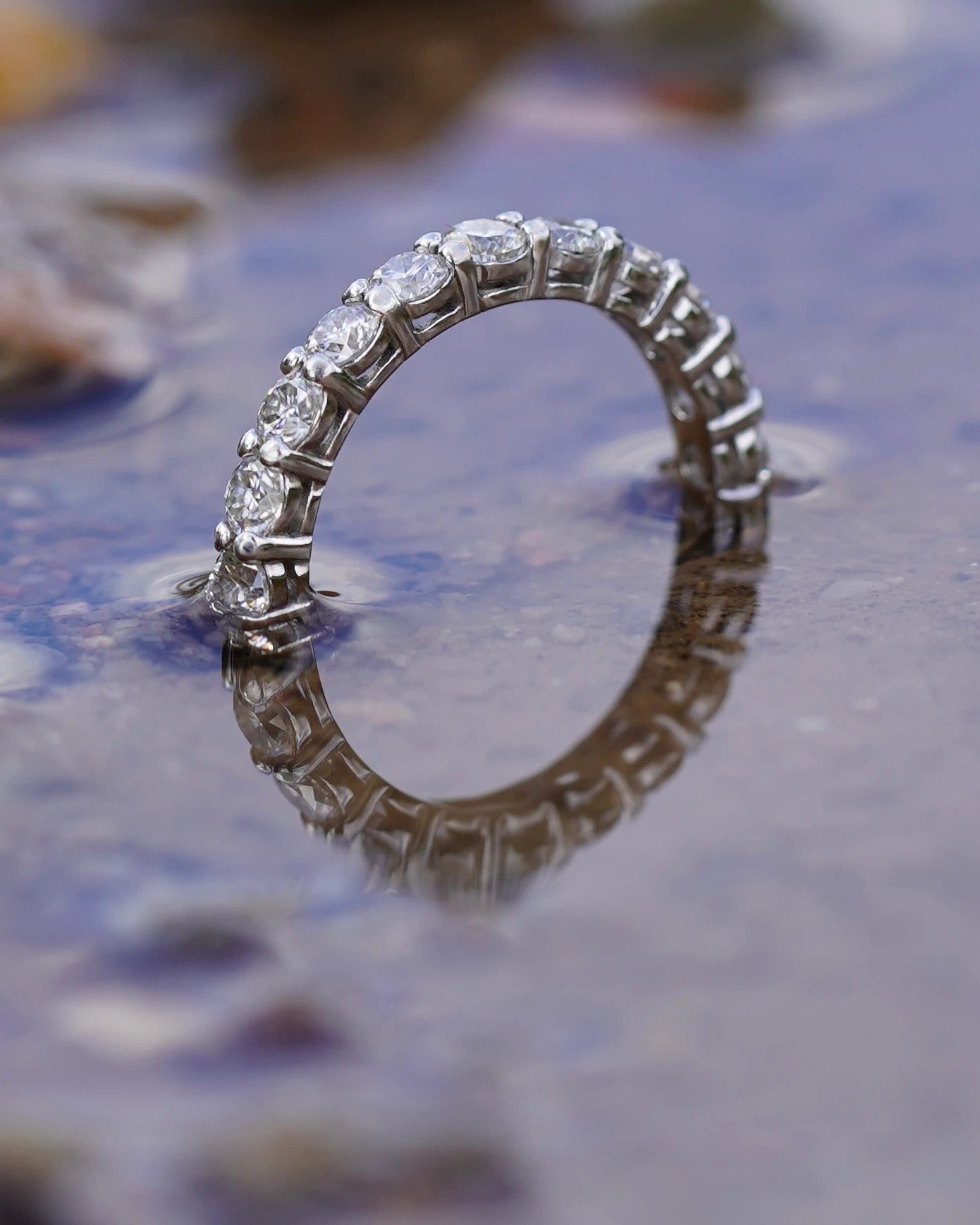 Echte Makroaufnahme: Moissanit Eternity Ring im Wasser – funkelt stärker als Diamant, 925 Silber & Weißgold, sichtbar im echten Licht, keine KI