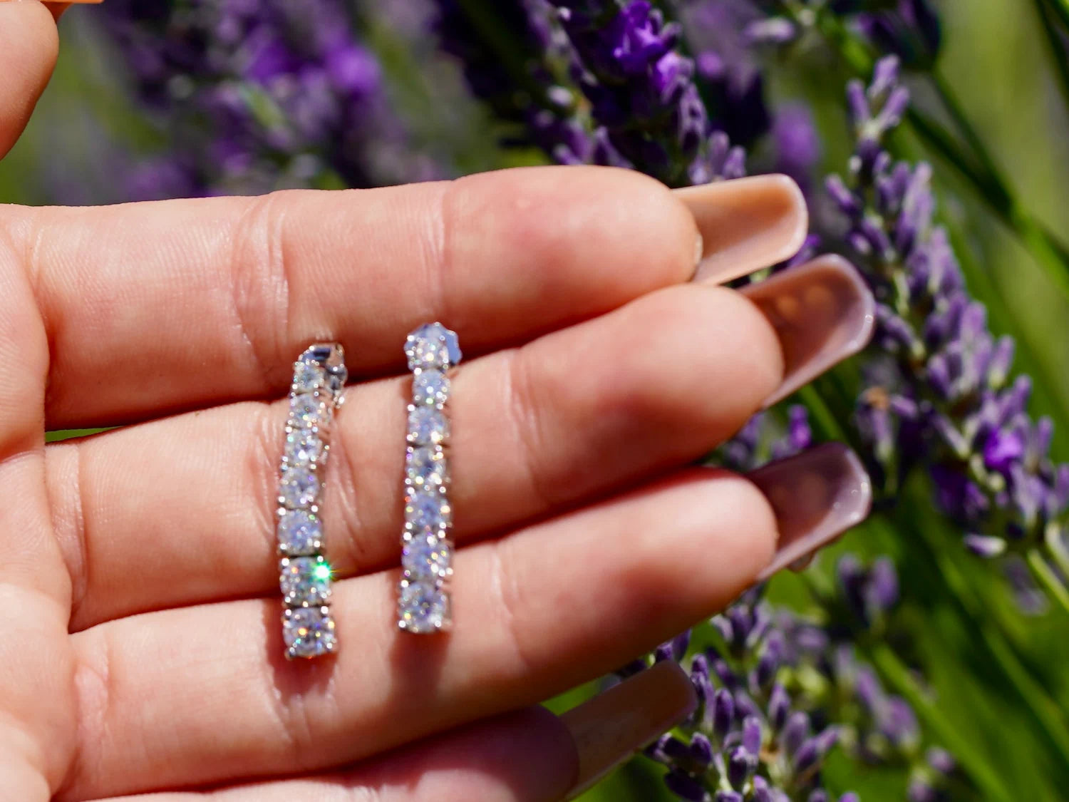 Moissanit Hängeohrringe aus 925 Silber mit runder Steinfassung – Lavendel-Hintergrund