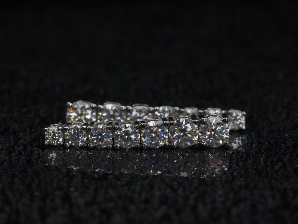 Frontalansicht der Moissanit Hängeohrringe – funkelnde Steine in 925 Silber mit 18K Weißgold plattiert
