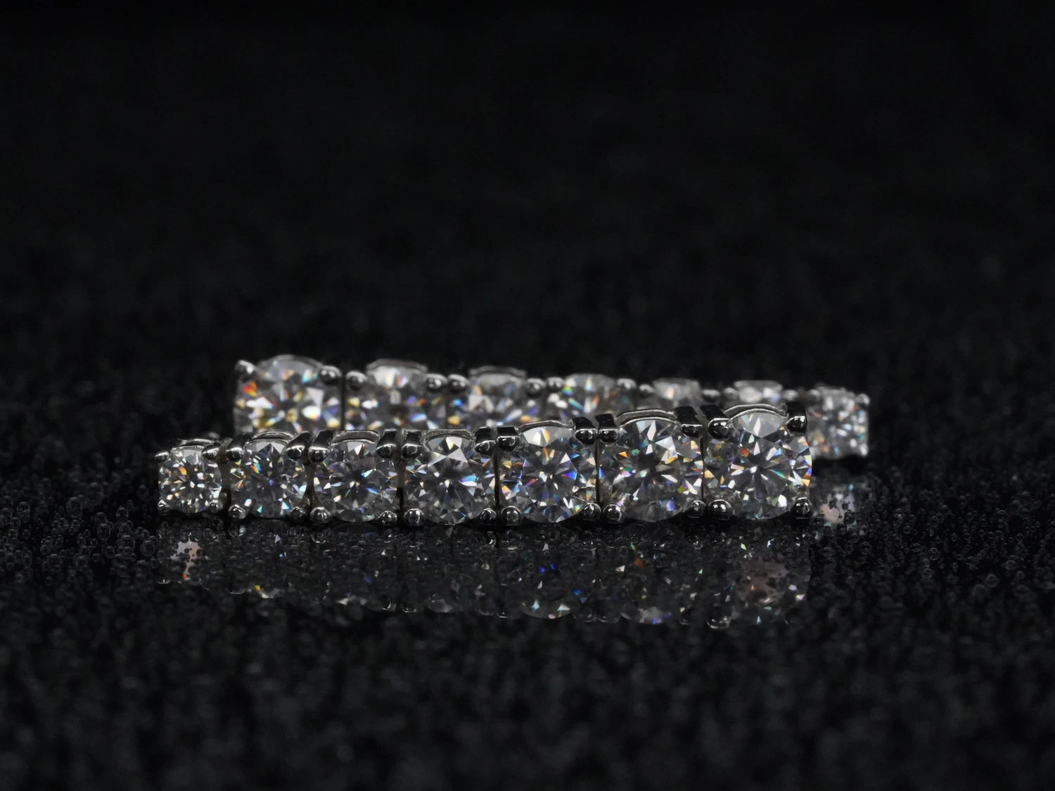 Frontalansicht der Moissanit Hängeohrringe – funkelnde Steine in 925 Silber mit 18K Weißgold plattiert
