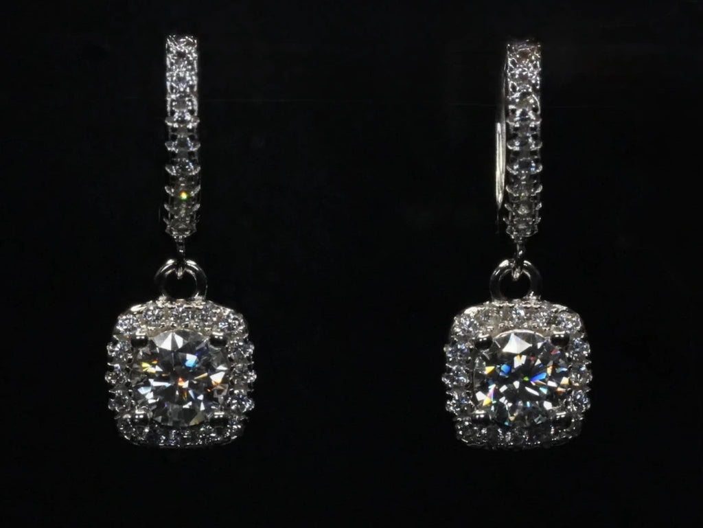 Frontalansicht der Moissanit Halo Ohrringe – runder Brillantschliff in 925 Silber mit 18K Weißgold plattiert