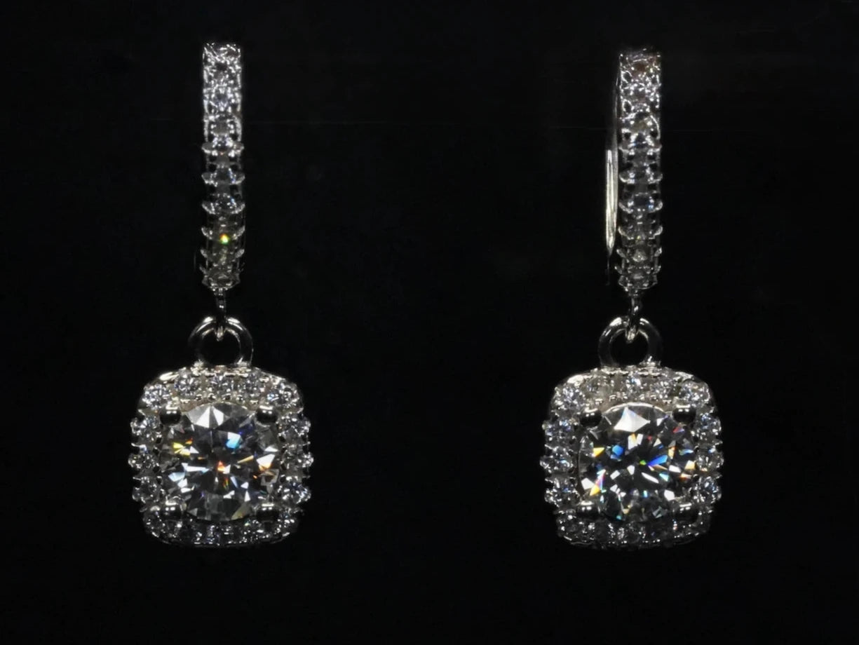Frontalansicht der Moissanit Halo Ohrringe – runder Brillantschliff in 925 Silber mit 18K Weißgold plattiert