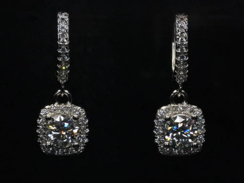 Frontalansicht der Moissanit Halo Ohrringe – runder Brillantschliff in 925 Silber mit 18K Weißgold plattiert