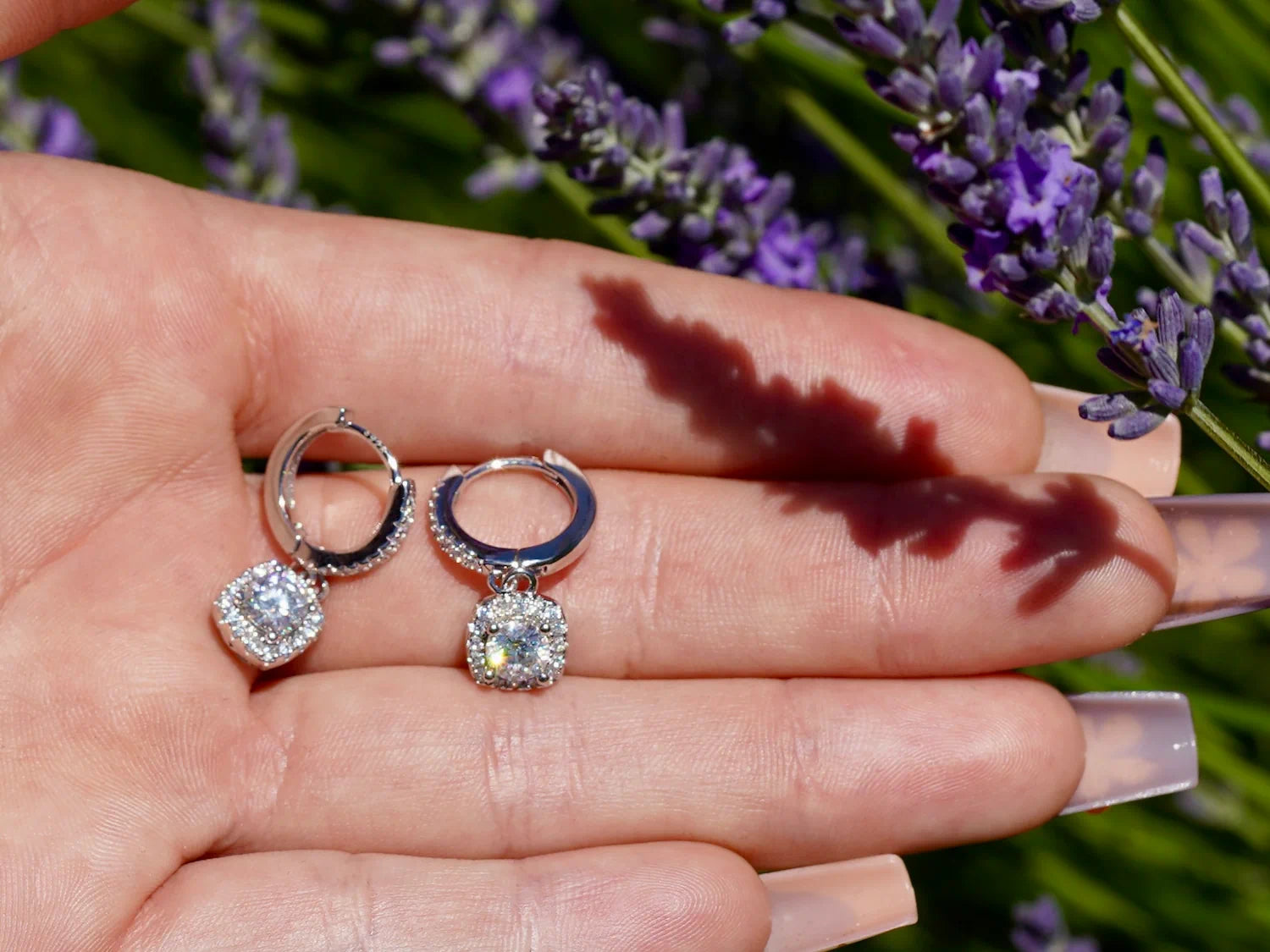Moissanit Halo-Creolen mit Anhänger im Sonnenlicht vor Lavendel