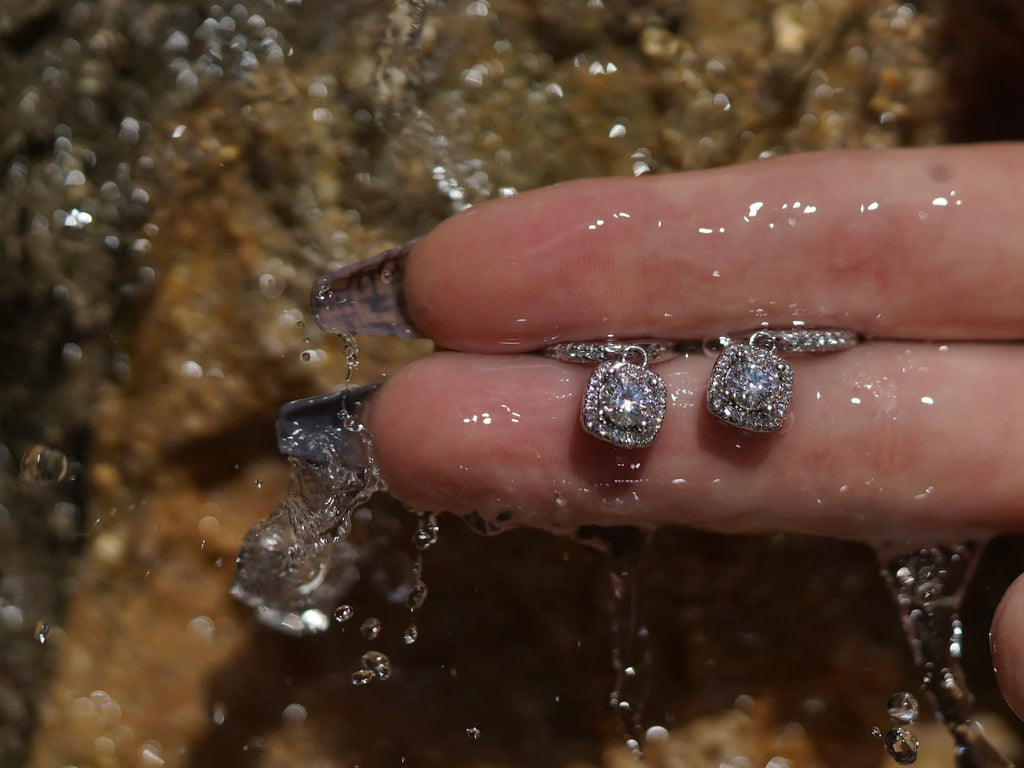 Moissanite Ohrringe mit Halo-Anhänger und Creolen aus Sterling Silber – eleganter Moissanite Schmuck mit klarem Funkeln, modern im Design und perfekt im Wasserlicht.