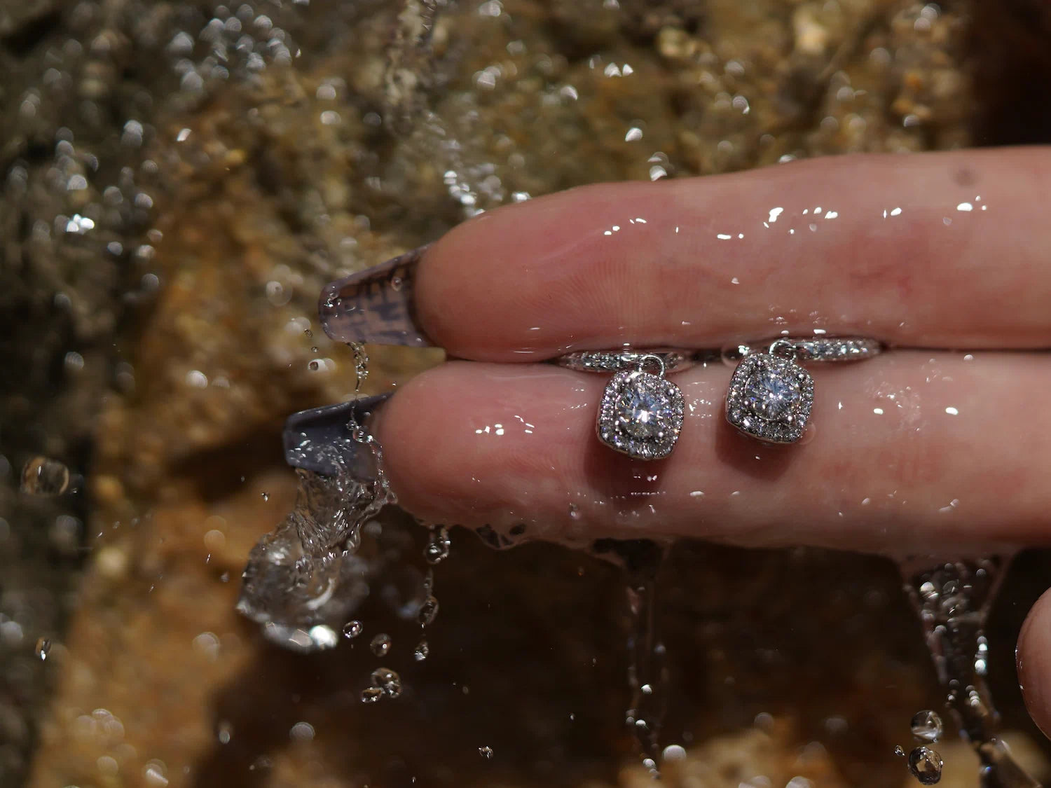 Moissanite Ohrringe mit Halo-Anhänger und Creolen aus Sterling Silber – eleganter Moissanite Schmuck mit klarem Funkeln, modern im Design und perfekt im Wasserlicht.