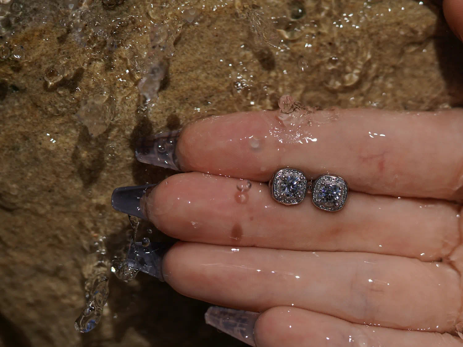 Moissanite Ohrstecker mit zentralem Stein und Zirkonia-Halo im Wasserlicht – präziser Moissanite Schmuck aus Sterling Silber mit Weißgold, klassisch und funkelnd.