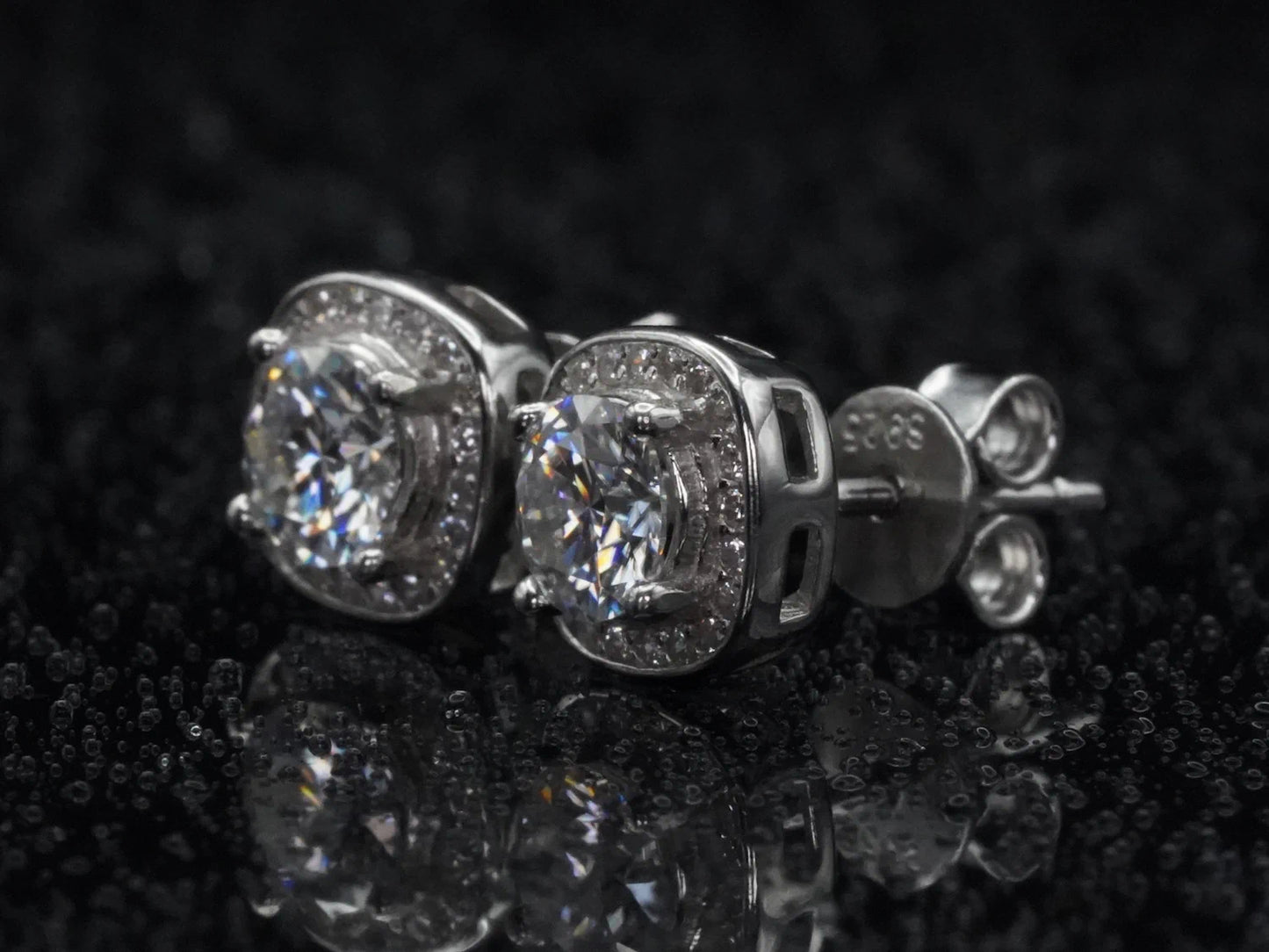 eitenansicht des 1 ct Moissanit Halo Ohrsteckers mit sichtbarem 925 Silber-Stempel – rund geschliffen, Weißgold plattiert, hochwertig verarbeitet