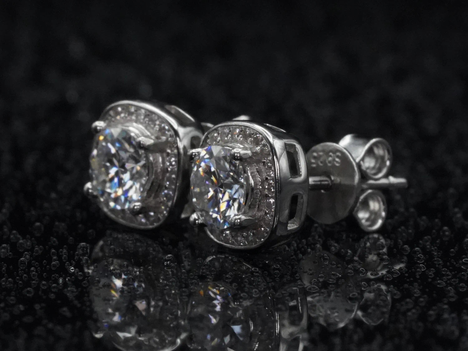 eitenansicht des 1 ct Moissanit Halo Ohrsteckers mit sichtbarem 925 Silber-Stempel – rund geschliffen, Weißgold plattiert, hochwertig verarbeitet