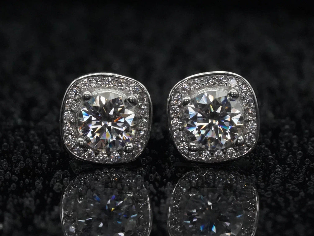 Frontalansicht der Moissanit Halo Ohrstecker mit 1 ct – runder Brillantschliff in 925 Silber mit 18K Weißgold plattiert