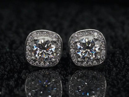 Frontalansicht der Moissanit Halo Ohrstecker mit 1 ct – runder Brillantschliff in 925 Silber mit 18K Weißgold plattiert