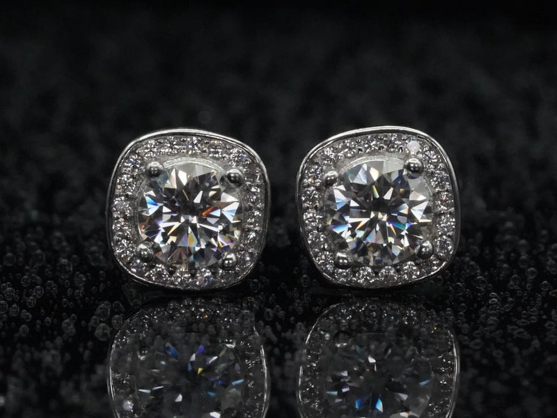 Frontalansicht der Moissanit Halo Ohrstecker mit 1 ct – runder Brillantschliff in 925 Silber mit 18K Weißgold plattiert