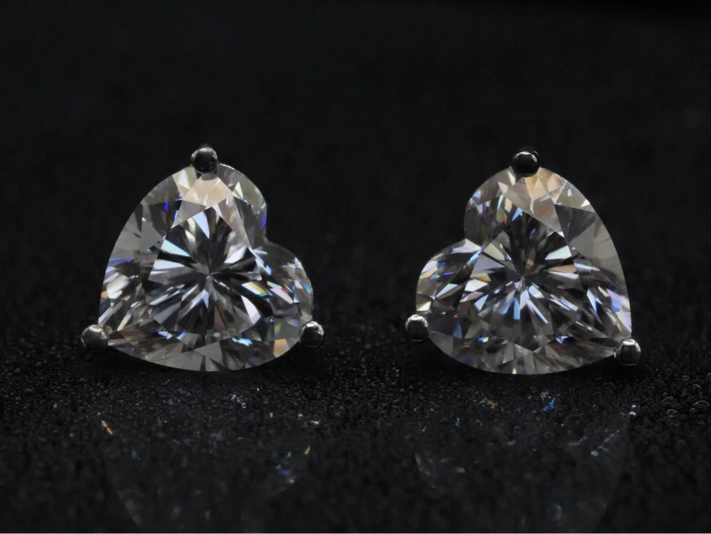 Frontalansicht der Moissanit Herz-Ohrringe – herzförmig geschliffen, gefasst in 925 Silber - 18k Weißgold