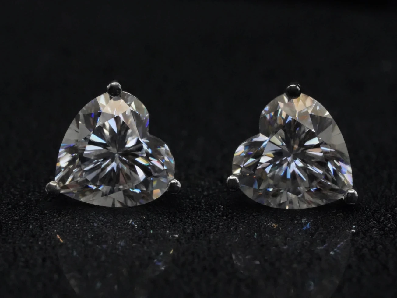 Frontalansicht der Moissanit Herz-Ohrringe – herzförmig geschliffen, gefasst in 925 Silber - 18k Weißgold