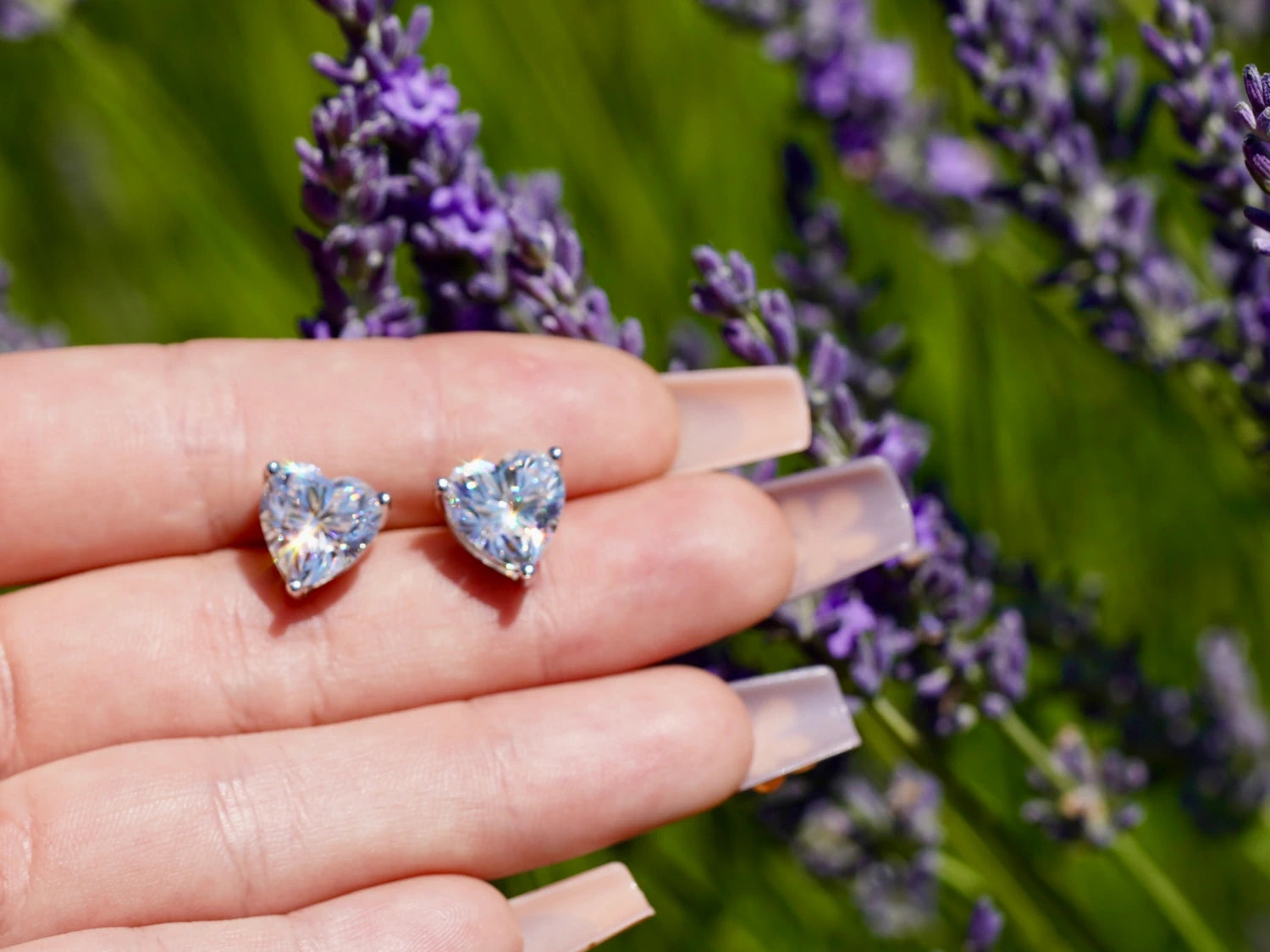 Moissanit Ohrschmuck in Herzform – fotografiert im Lavendelfeld