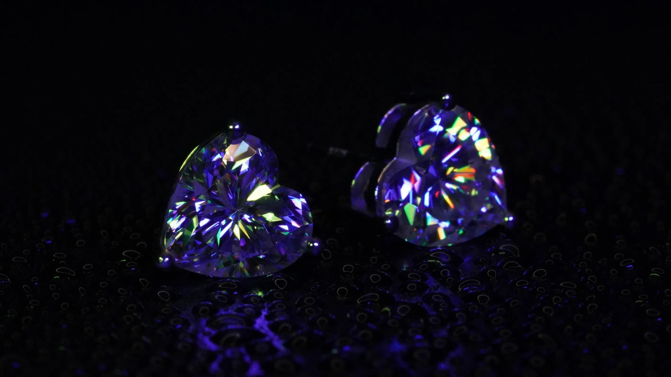 In Blau Licht Funkelnde Moissanite Ohrstecker mit Herz Form und 3 Haltern.