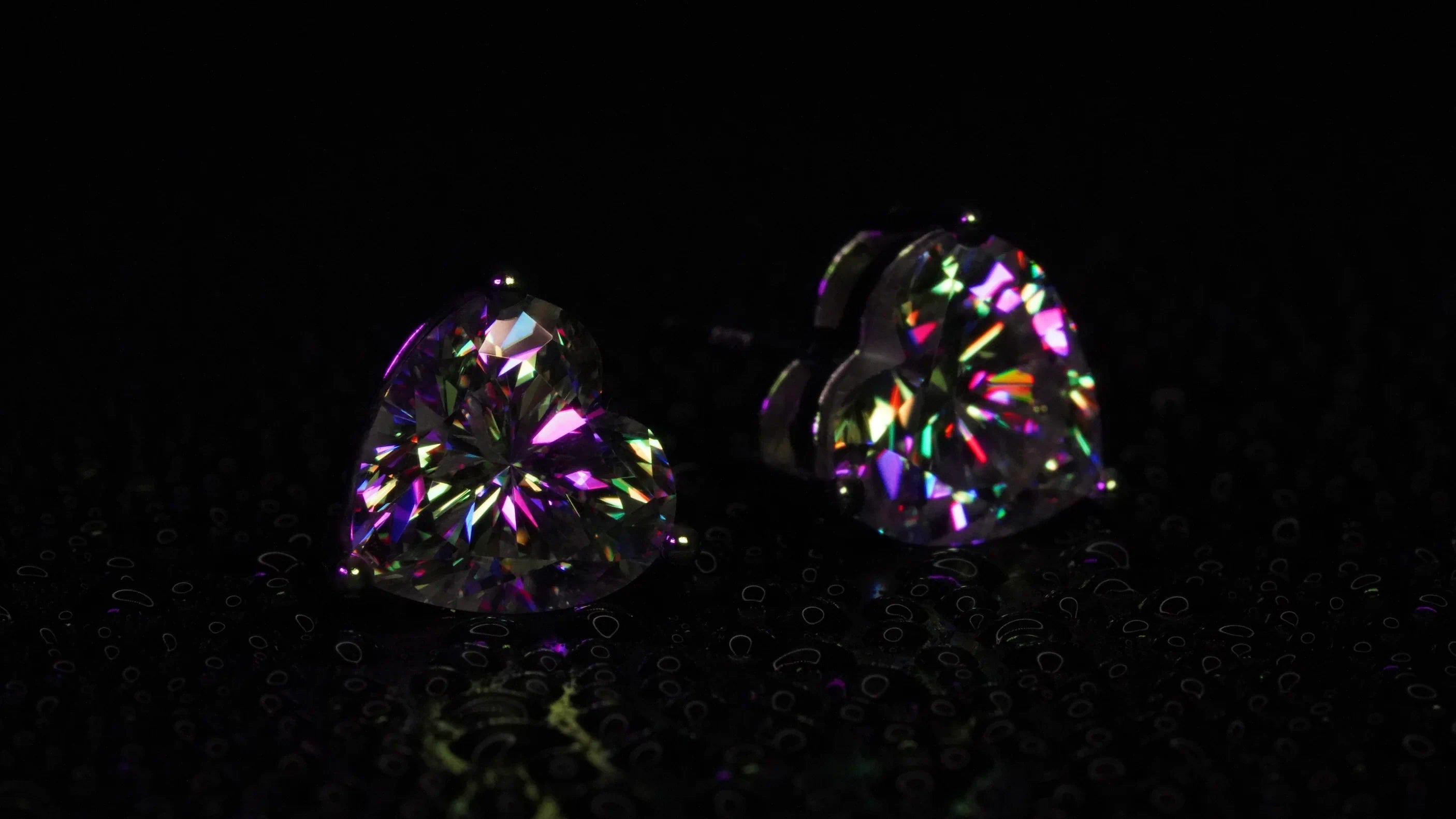 im Regenbogen funkelnde Moissanite Herz Ohrstecker funkeln in lebendigen farben.