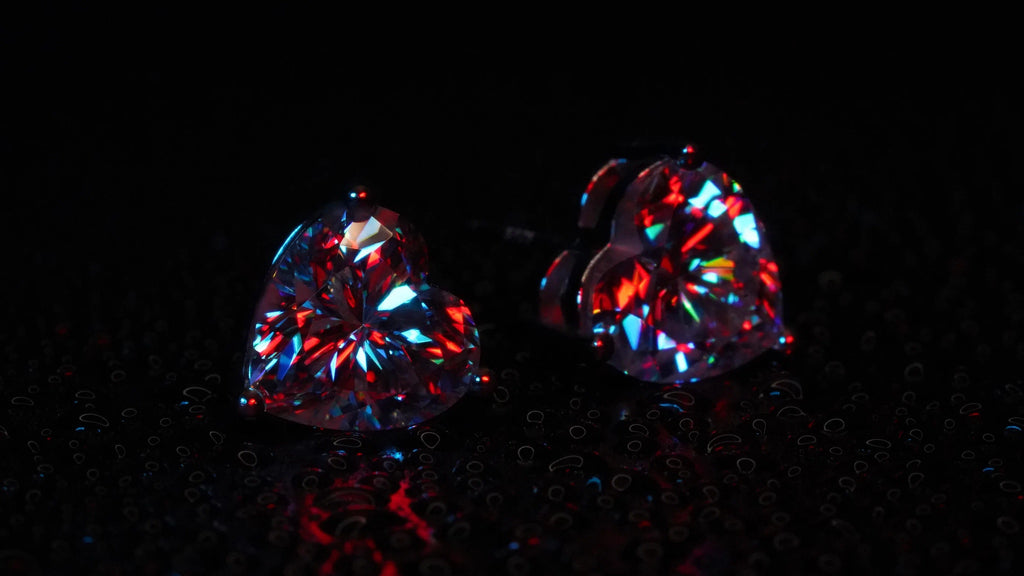 Moissanite Schmuck Ohrstecker mit Herz Moissanite Stein, in rot und blau Licht.