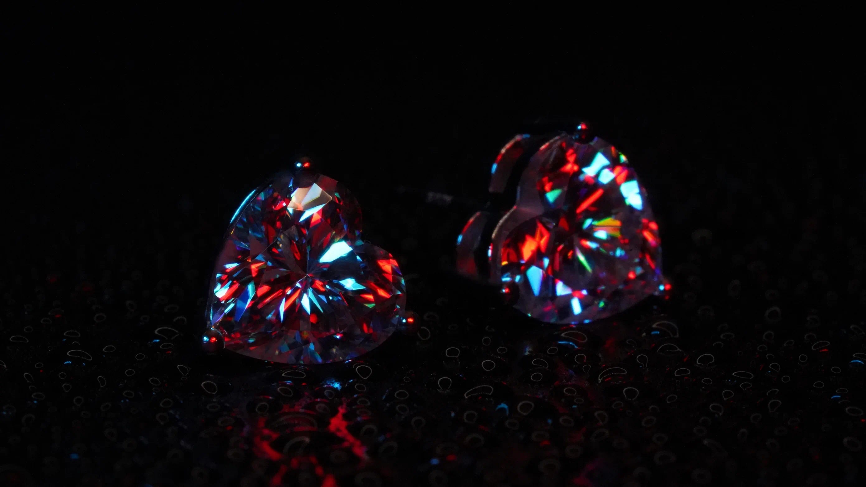 Moissanite Schmuck Ohrstecker mit Herz Moissanite Stein, in rot und blau Licht.