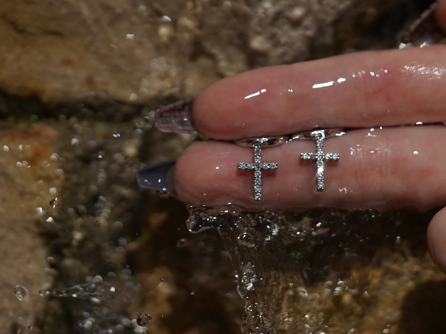 Moissanite Creolen im Kreuzdesign vor Wasser, funkelnde Moissanite Ohrringe aus Sterling Silber mit Weißgold, spiritueller Moissanite Schmuck mit moderner Struktur.