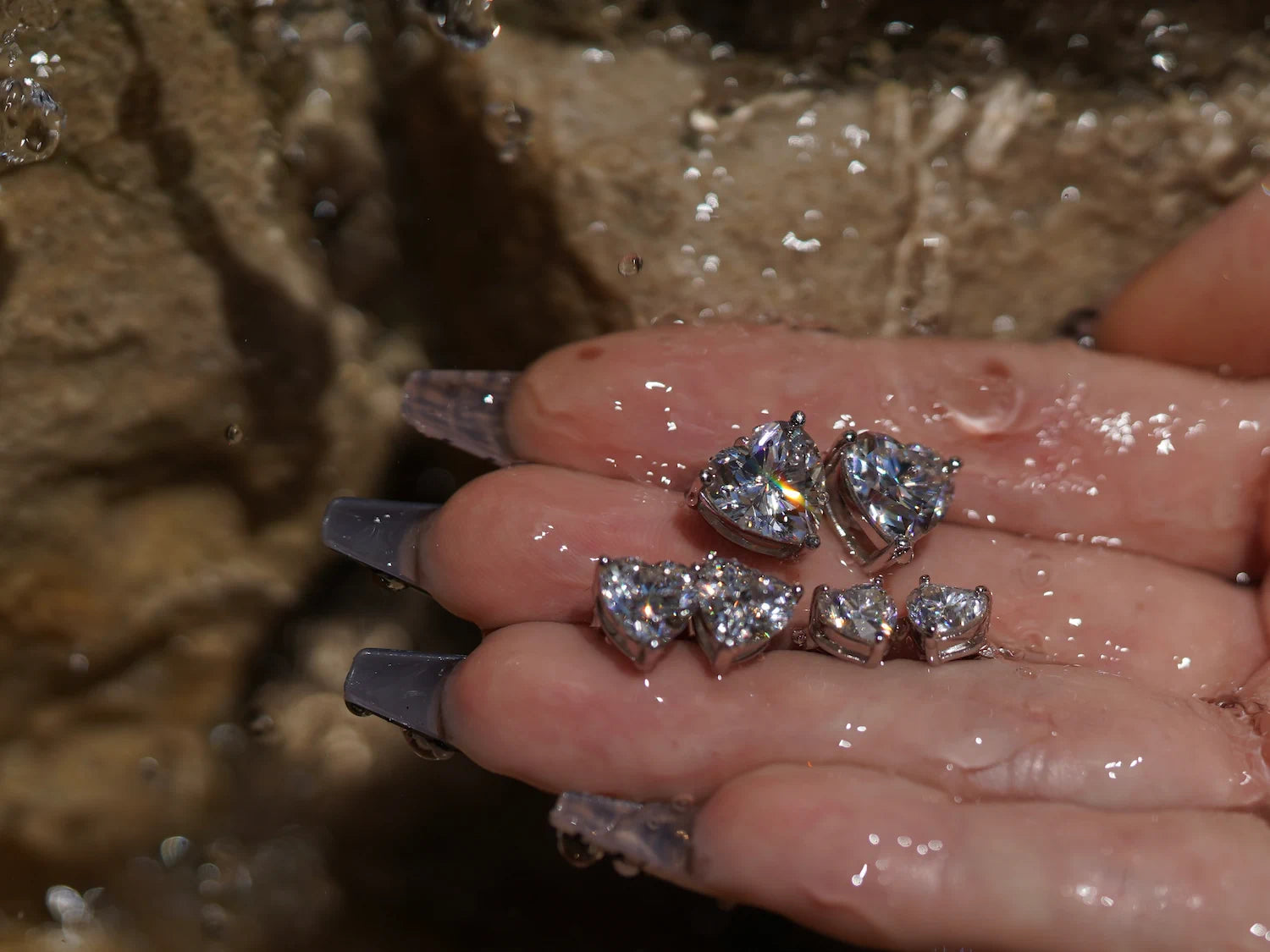 Herzförmige Moissanite Ohrstecker vor Wasser, funkelnder Moissanite Schmuck aus Sterling Silber mit Weißgold, romantische Moissanite Ohrringe mit klarer Brillanz und moderner Eleganz.