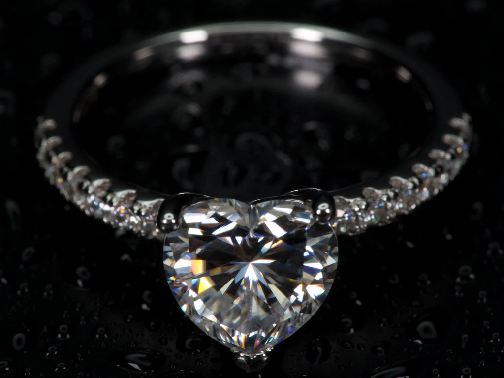 Echte Makroaufnahme: 2ct Moissanit Herz Ring – Diamant Alternative, extremes Funkeln im Wasser, stärkeres Feuer als Diamant, 925 Silber & Weißgold im echten Licht
