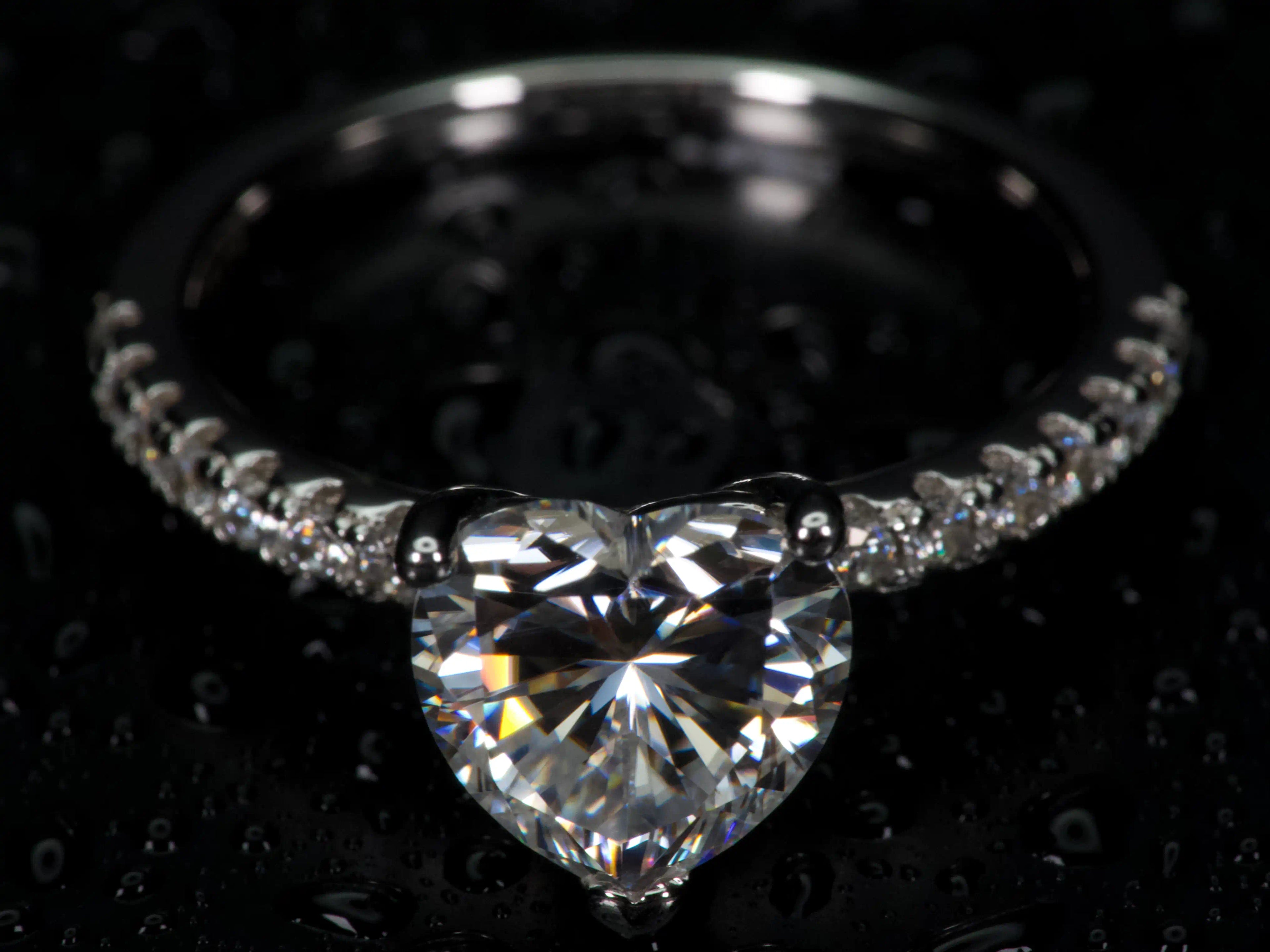 Echte Makroaufnahme: 2ct Moissanit Herz Ring – Diamant Alternative, extremes Funkeln im Wasser, stärkeres Feuer als Diamant, 925 Silber & Weißgold im echten Licht
