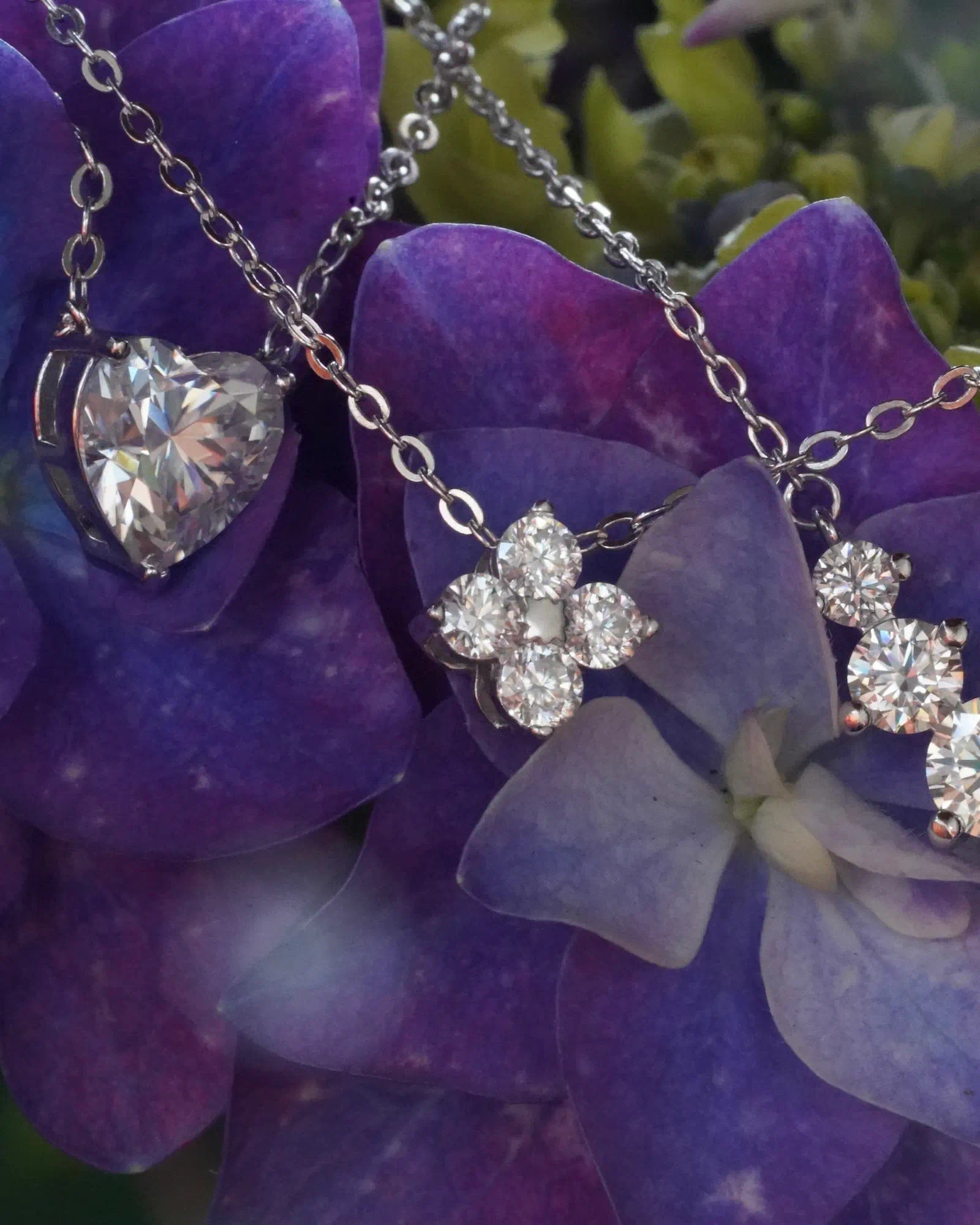 Echte Makroaufnahme: Moissanit Ketten mit Anhängern auf Blumen – intensives Funkeln stärker als Diamant, 925 Silber & Weißgold, sichtbar im echten Licht, keine KI