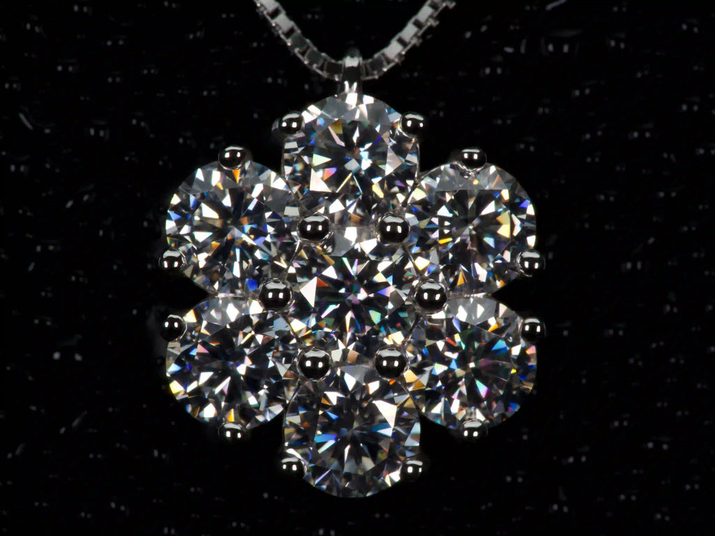 Moissanit Kette mit Cluster Anhänger im echten Licht – echte Fotos von 3,5ct Brillantschliff Moissanite in 925 Silber & 18K Weißgold. Funkelt stärker als klassischer Diamant und wirkt elegant im Alltag.