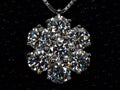 Moissanit Kette mit Cluster Anhänger im echten Licht – echte Fotos von 3,5ct Brillantschliff Moissanite in 925 Silber & 18K Weißgold. Funkelt stärker als klassischer Diamant und wirkt elegant im Alltag.
