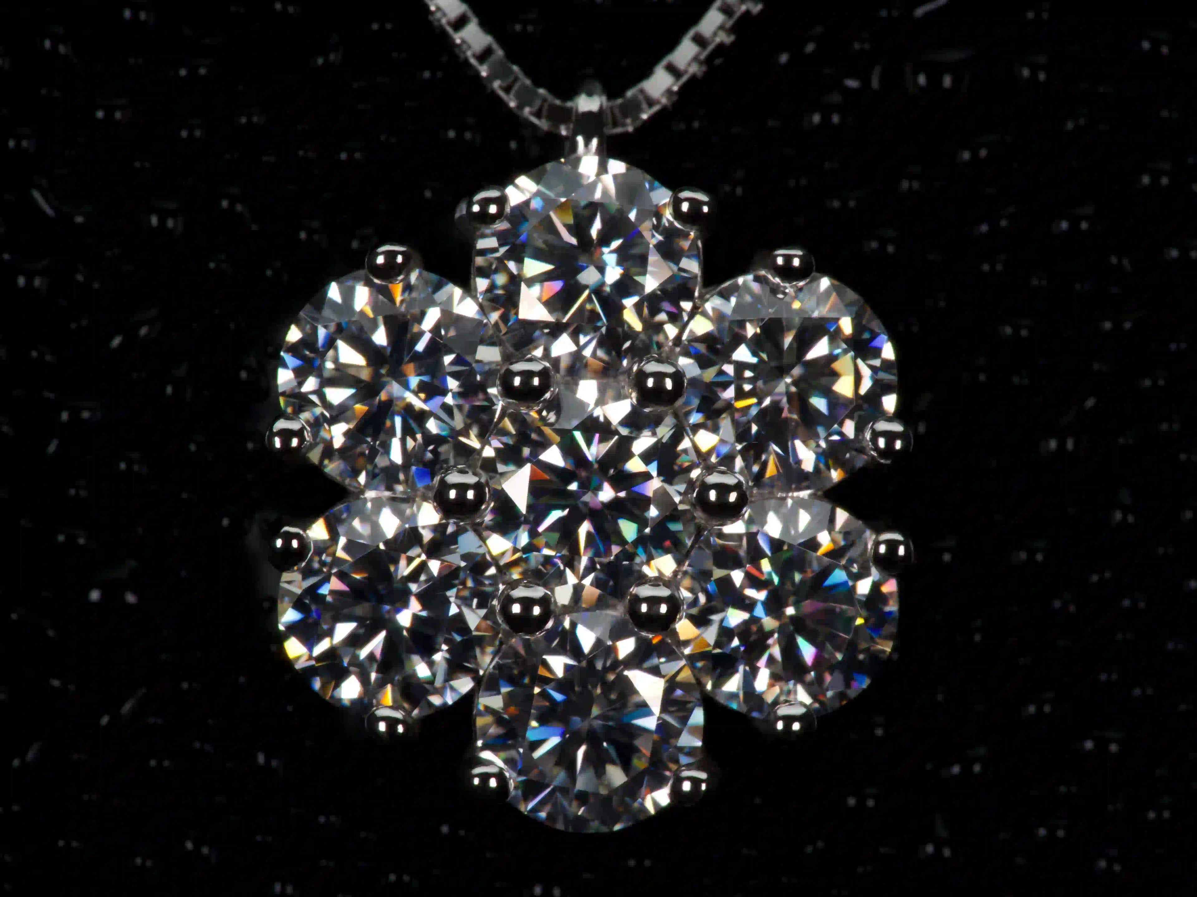 Moissanit Kette mit Cluster Anhänger im echten Licht – echte Fotos von 3,5ct Brillantschliff Moissanite in 925 Silber & 18K Weißgold. Funkelt stärker als klassischer Diamant und wirkt elegant im Alltag.