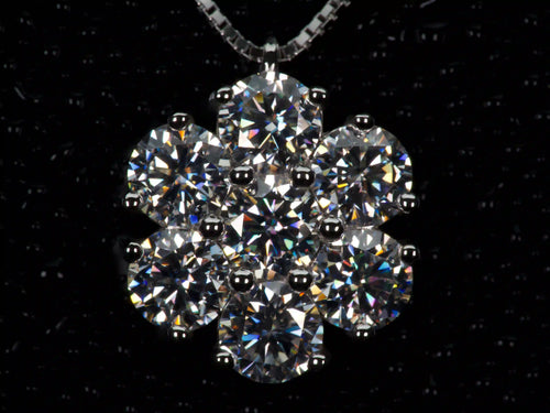 Moissanit Kette mit Cluster Anhänger im echten Licht – echte Fotos von 3,5ct Brillantschliff Moissanite in 925 Silber & 18K Weißgold. Funkelt stärker als klassischer Diamant und wirkt elegant im Alltag.