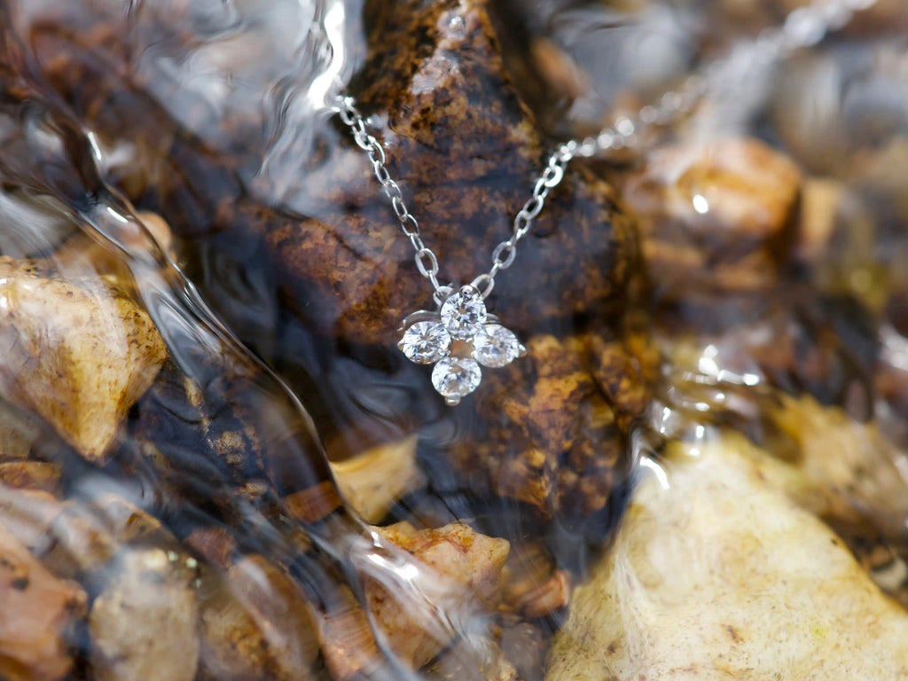 Moissanit Kleeblatt Kette mit 3mm Steinen – echte Makroaufnahme im natürlichen Licht zeigt klares Funkeln, 925 Silber mit Weißgold Veredelung