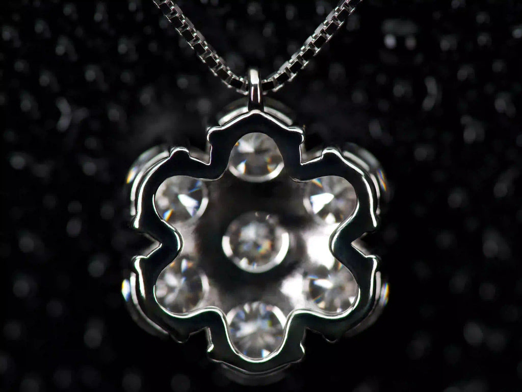 Rückseite der Moissanit Kette aus 925 Sterling Silber mit 18K Weißgold Veredelung. Echte Fotos im natürlichen Licht zeigen hochwertige Verarbeitung für täglichen Schmuck