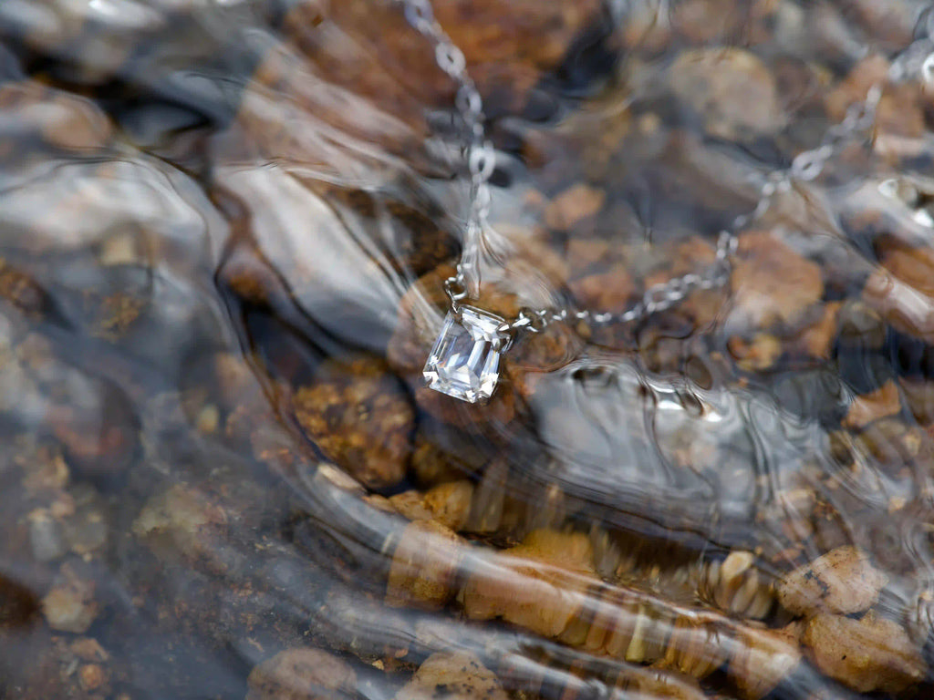 Moissanit Kette im Smaragdschliff ca. 2ct unter Wasser im Bach fotografiert – echte Makroaufnahme zeigt klares Funkeln und Lichtspiel ähnlich Diamant, 925 Silber mit Weißgold Veredelung
