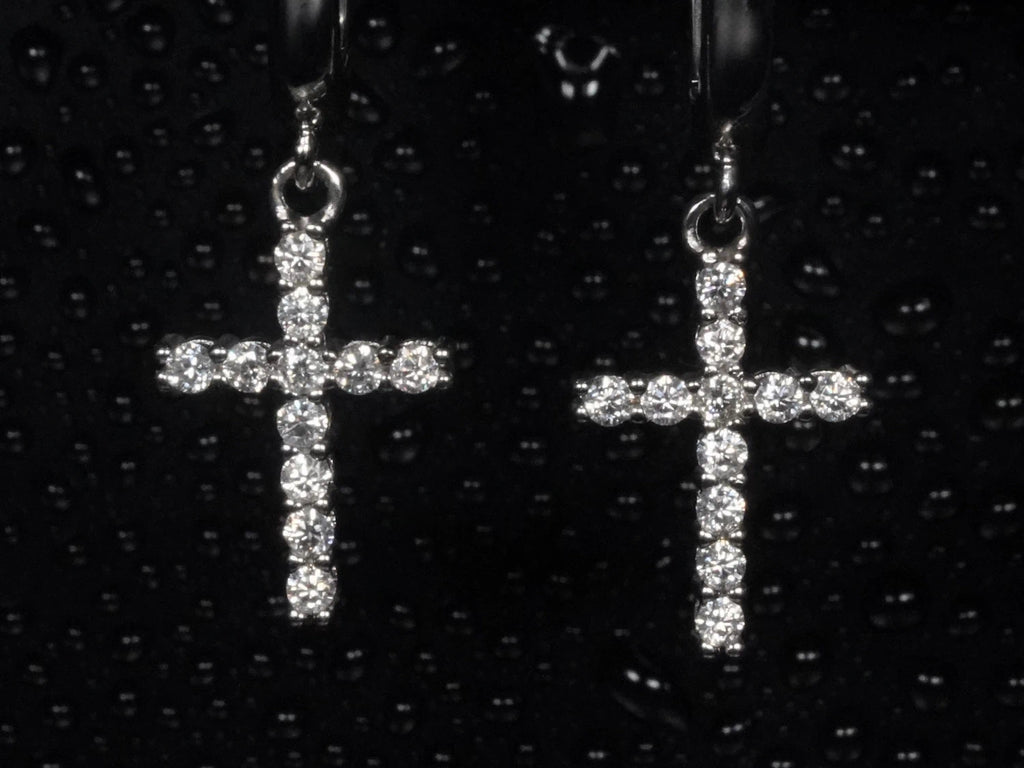 Frontalansicht der Moissanit Kreuz Ohrstecker aus 925 Silber – filigranes Design mit funkelnden Steinen