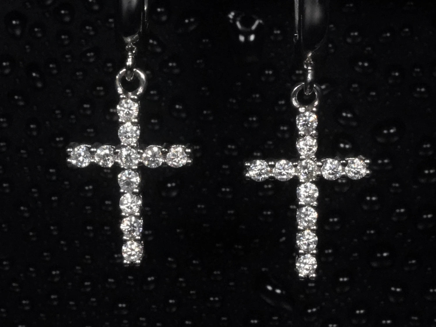 Frontalansicht der Moissanit Kreuz Ohrstecker aus 925 Silber – filigranes Design mit funkelnden Steinen